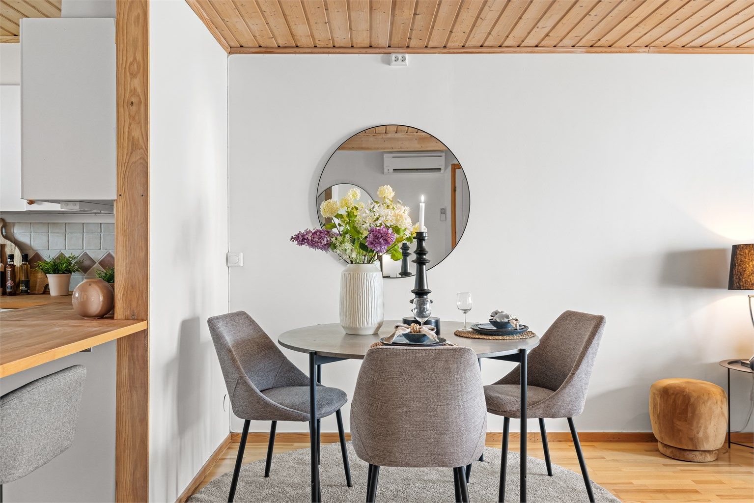 En naturlig plassering for spisebordet i overgangen mellom kjøkken og stue.