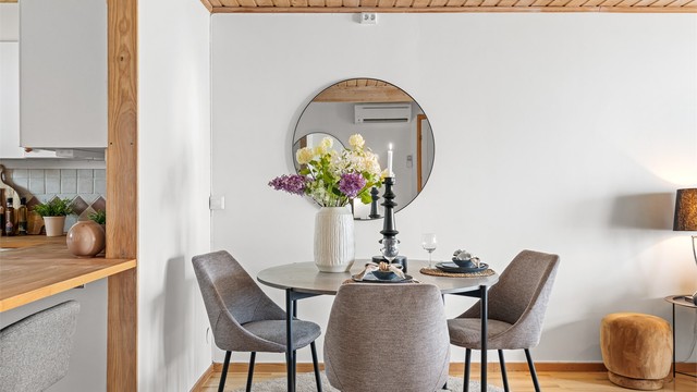 En naturlig plassering for spisebordet i overgangen mellom kjøkken og stue.