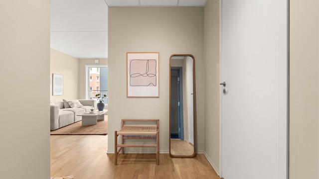 En innbydende entré med god plass til yttertøy og en praktisk planløsning med adkomst til boligens rom.
