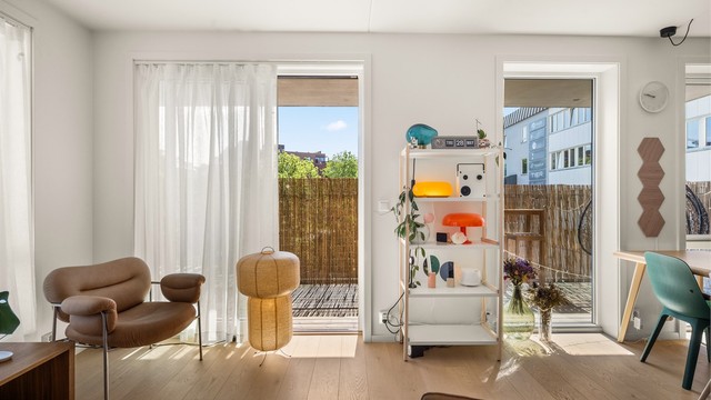Store vindusflater og skyvedør til balkongen slipper inn rikelig med dagslys. Vinduene har 3-lags glass for god isolasjon.