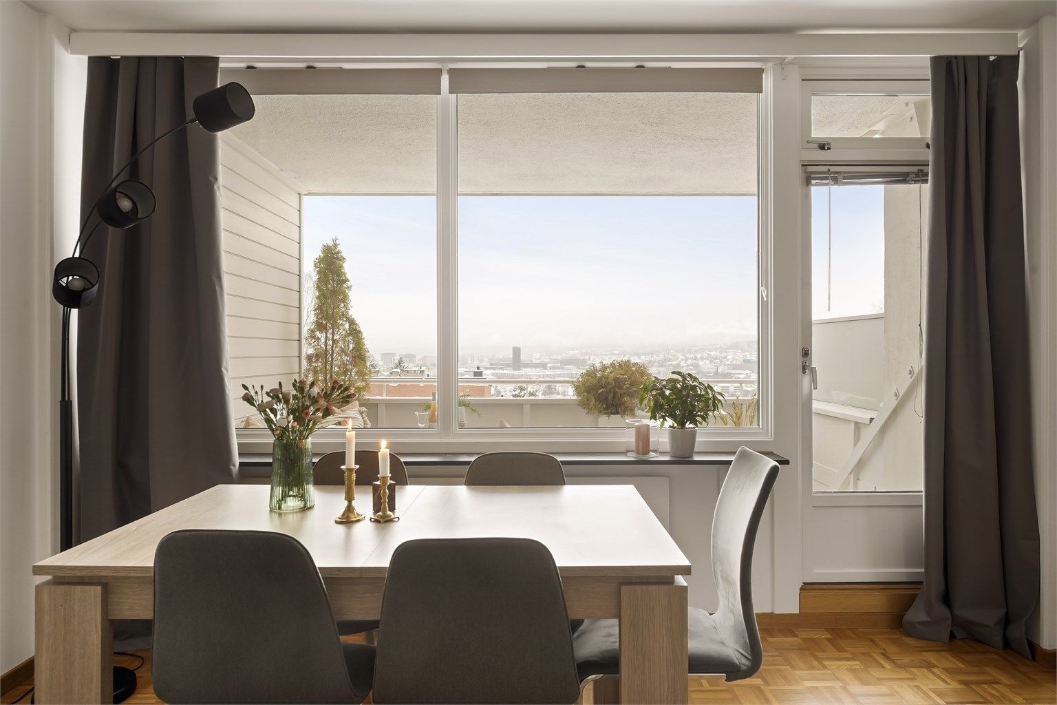 Og flott utsikt fra spiseplassen. Her kan alle døgnets måltider nytes!