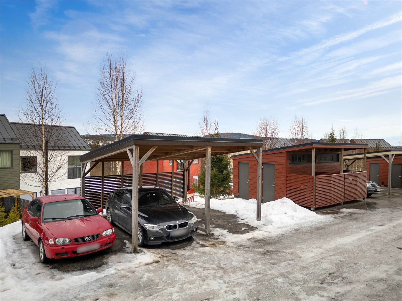Parkering i halvpart av carport og utvendig parkeringsplass.