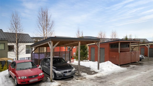 Parkering i halvpart av carport og utvendig parkeringsplass.
