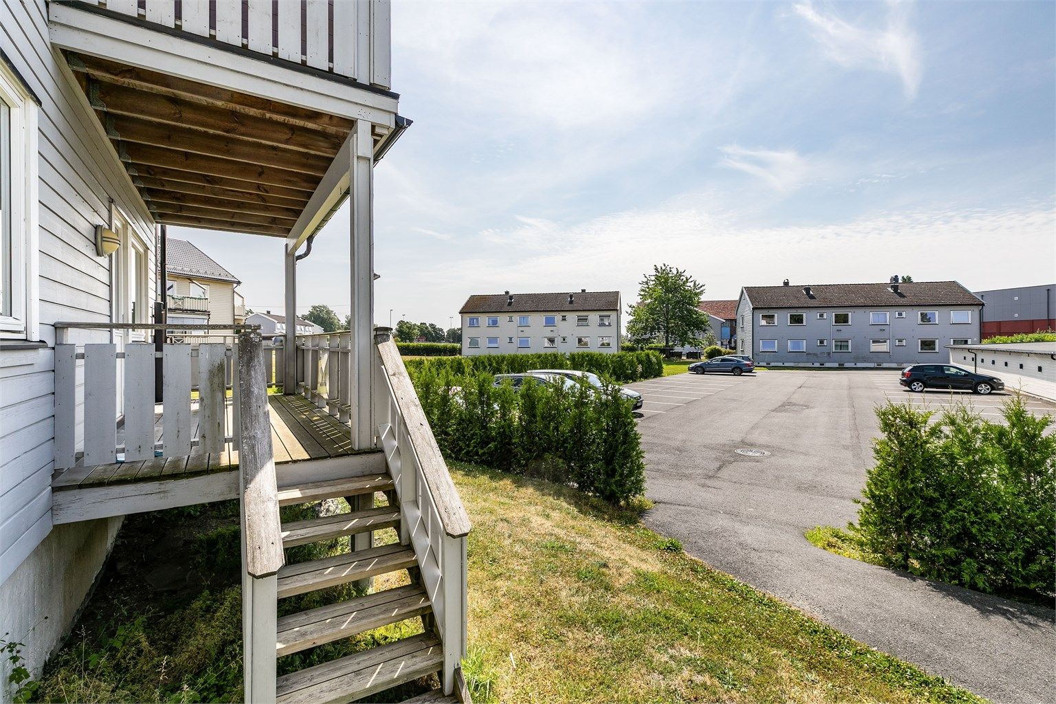 Verandaens trapp gir umiddelbar tilgang til den store hagen på borettslagets fellesareal.