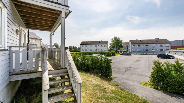 Verandaens trapp gir umiddelbar tilgang til den store hagen på borettslagets fellesareal.