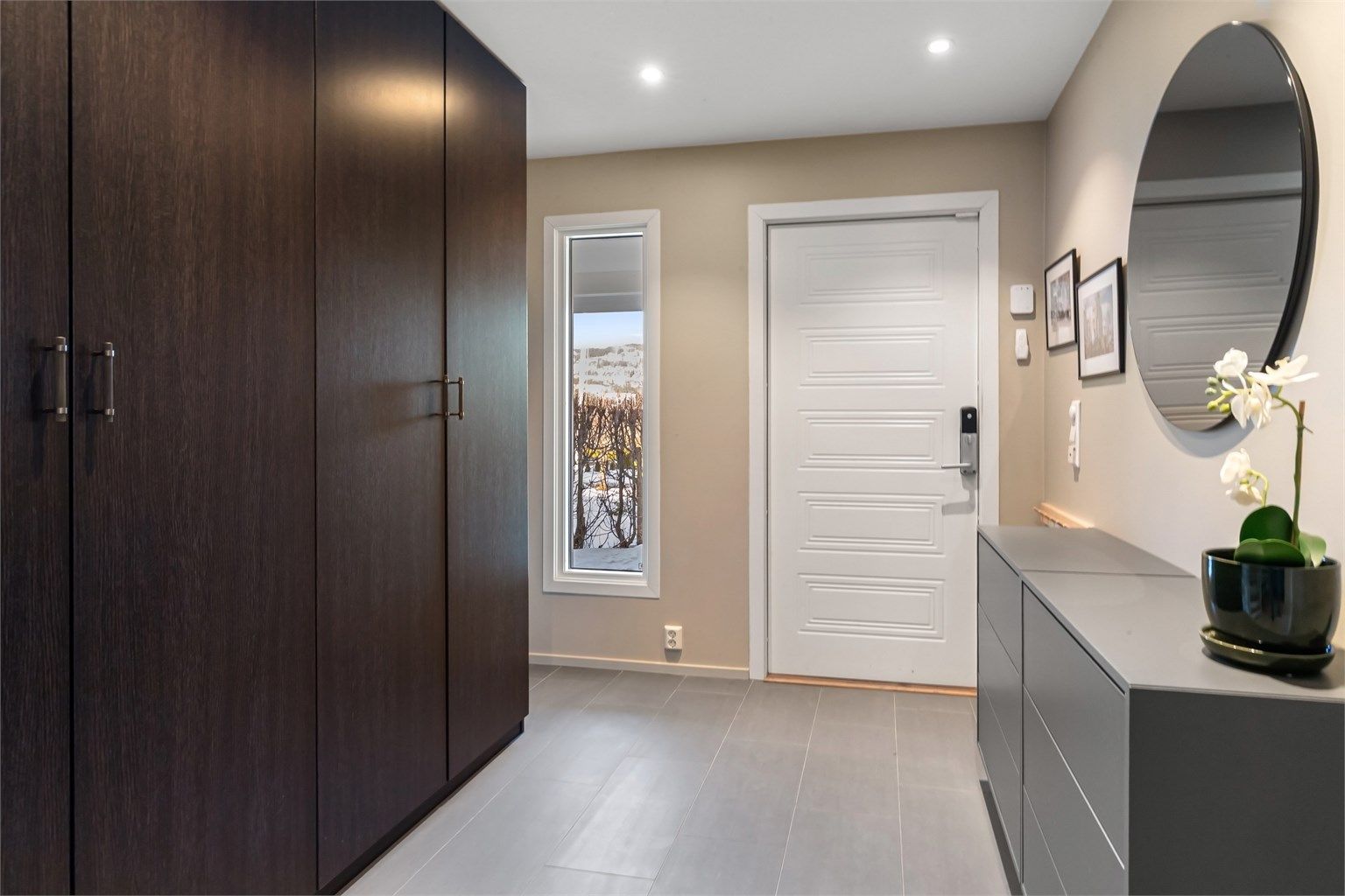 Velkommen inn til en romslig entré med gode oppbevaringsmuligheter