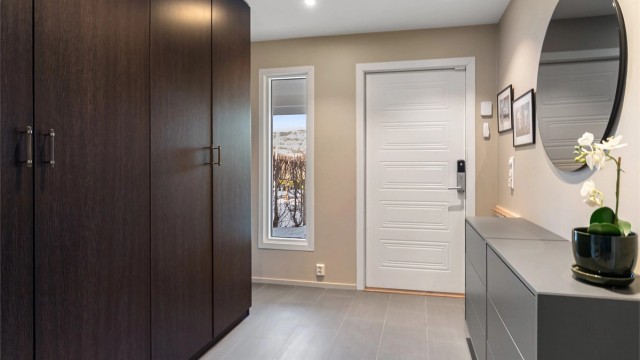 Velkommen inn til en romslig entré med gode oppbevaringsmuligheter