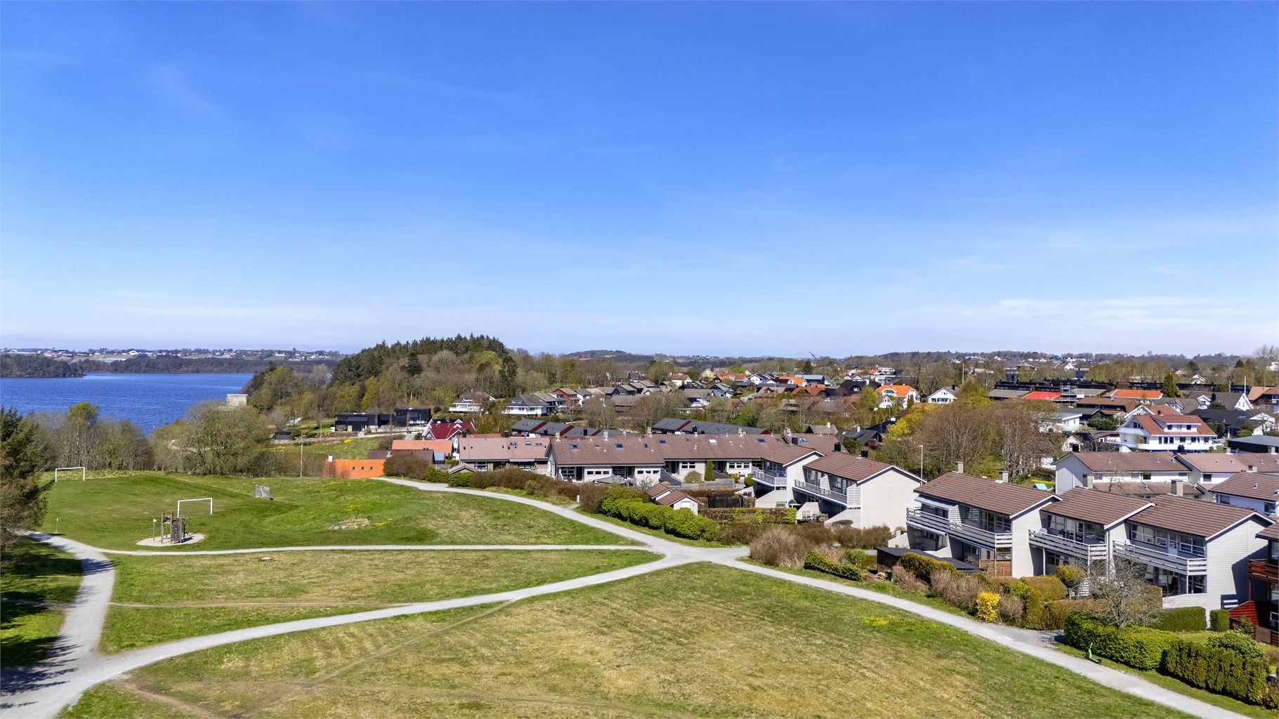 Eiendommen ligger i et særdeles rolig og barnevennlig boligfelt, med umiddelbar nærhet til turstier, lekeplasser og Stokkavannet. (Foto: Marianne Lyse). 
