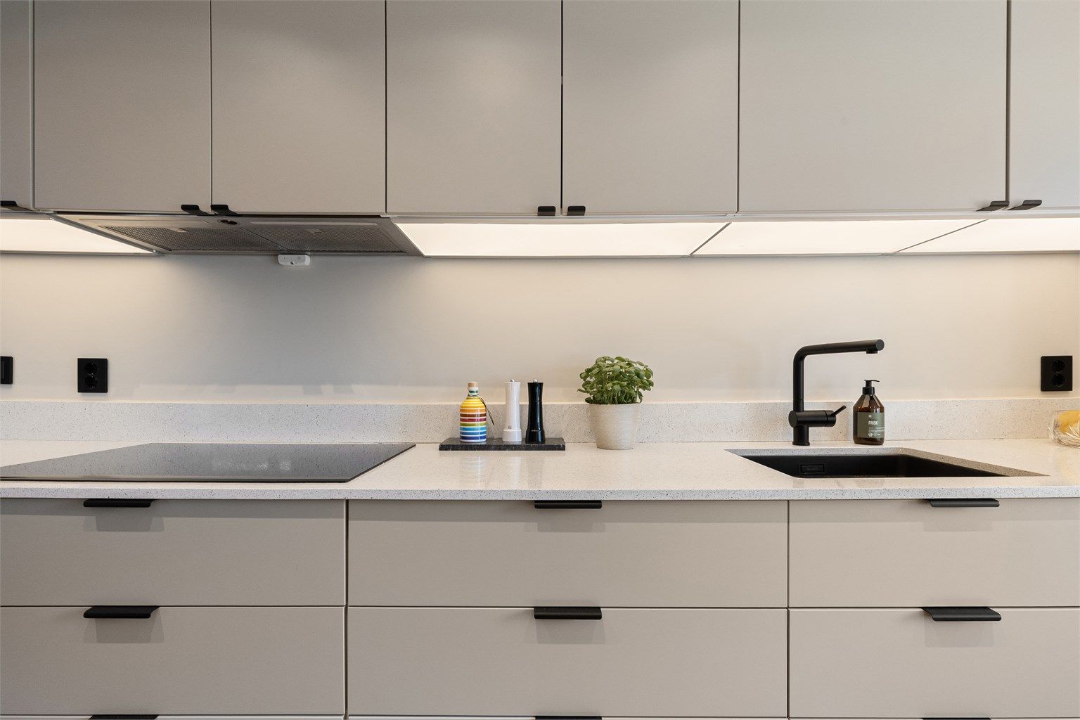 Kjøkkenet har integrerte hvitevarer, samt plass for frittstående kjøleskap