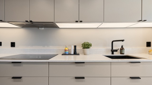 Kjøkkenet har integrerte hvitevarer, samt plass for frittstående kjøleskap