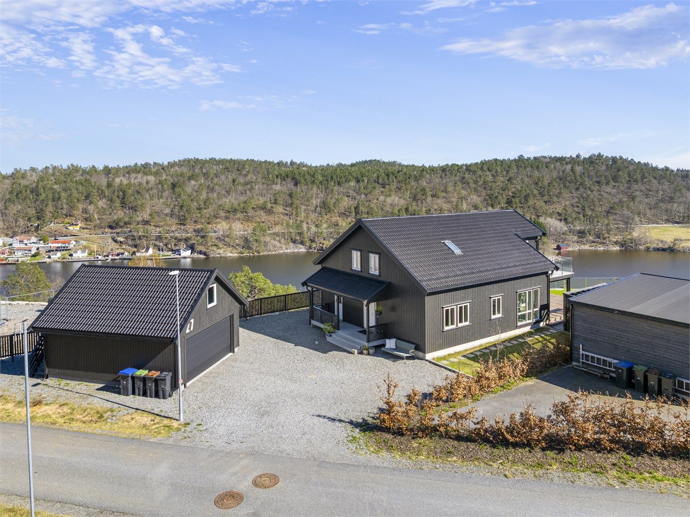 Eiendommen ligger høyt og fritt i et etablert og barnevennlig boligområde på Tangenheia. Det er ferdigattest på både hus og garasje.