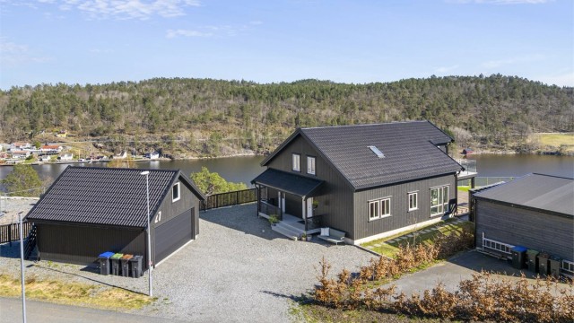 Eiendommen ligger høyt og fritt i et etablert og barnevennlig boligområde på Tangenheia. Det er ferdigattest på både hus og garasje.