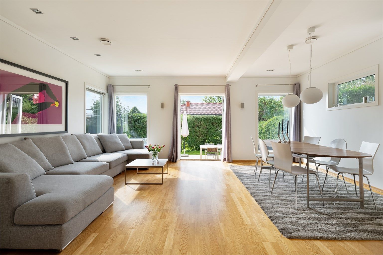 Boligen har 4 soverom, 3 bad, en romslig stue og et praktisk kjøkken med integrerte hvitevarer.