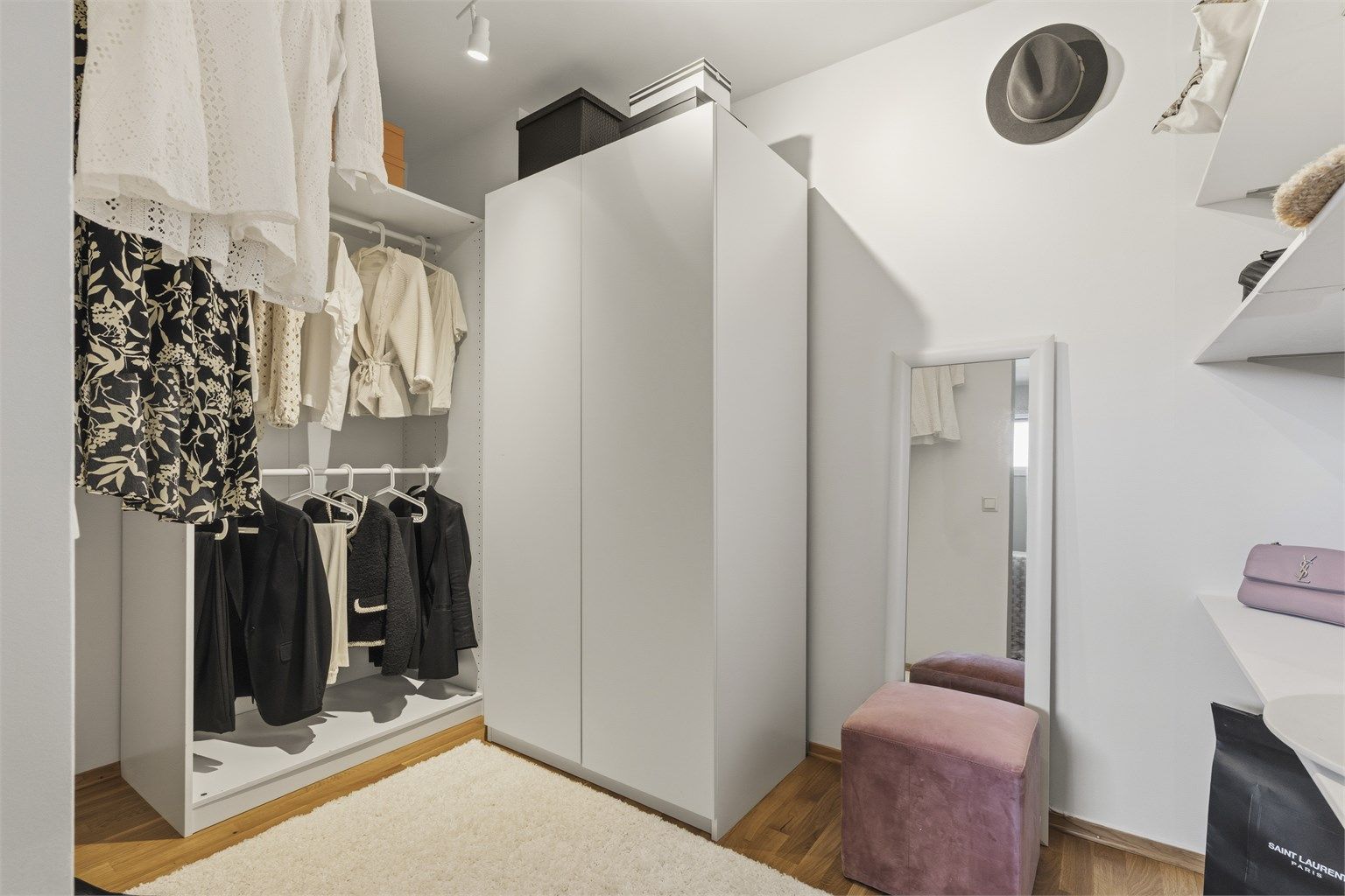Videre er det adkomst til stort og praktisk walk-in-closet. Deler av rommet til bruk for varig opphold er ikke bruksendret/omsøkt og er heller ikke godkjent for denne bruk av kommunen