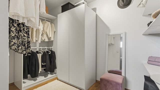 Videre er det adkomst til stort og praktisk walk-in-closet. Deler av rommet til bruk for varig opphold er ikke bruksendret/omsøkt og er heller ikke godkjent for denne bruk av kommunen