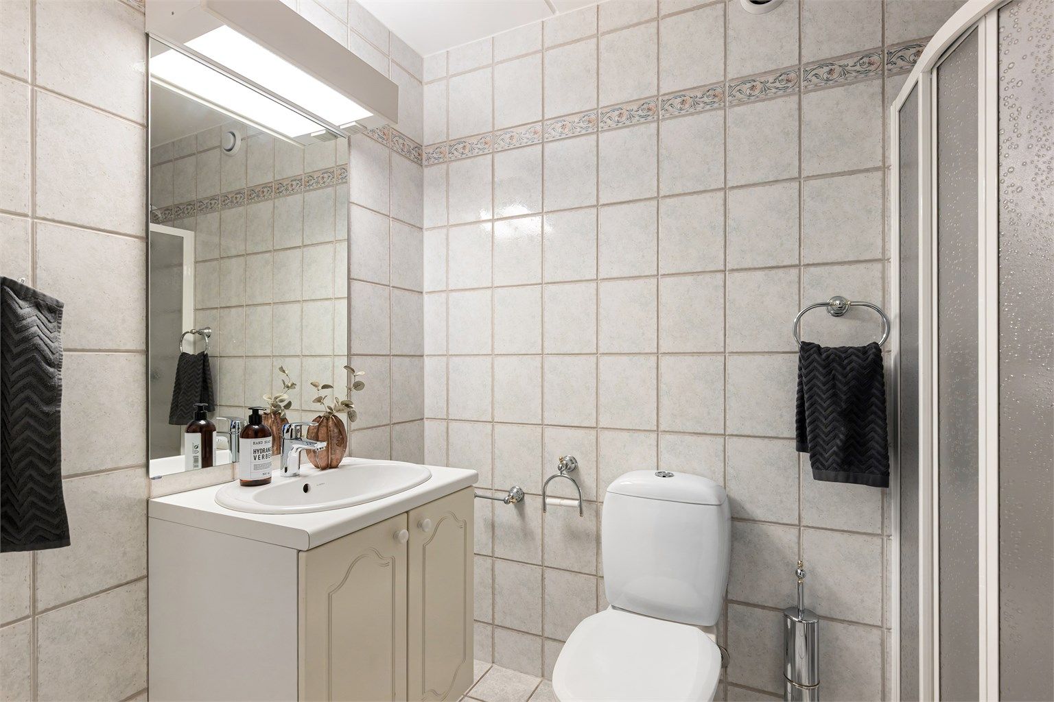 Flislagt bad fra byggeår med gulvvarme. 