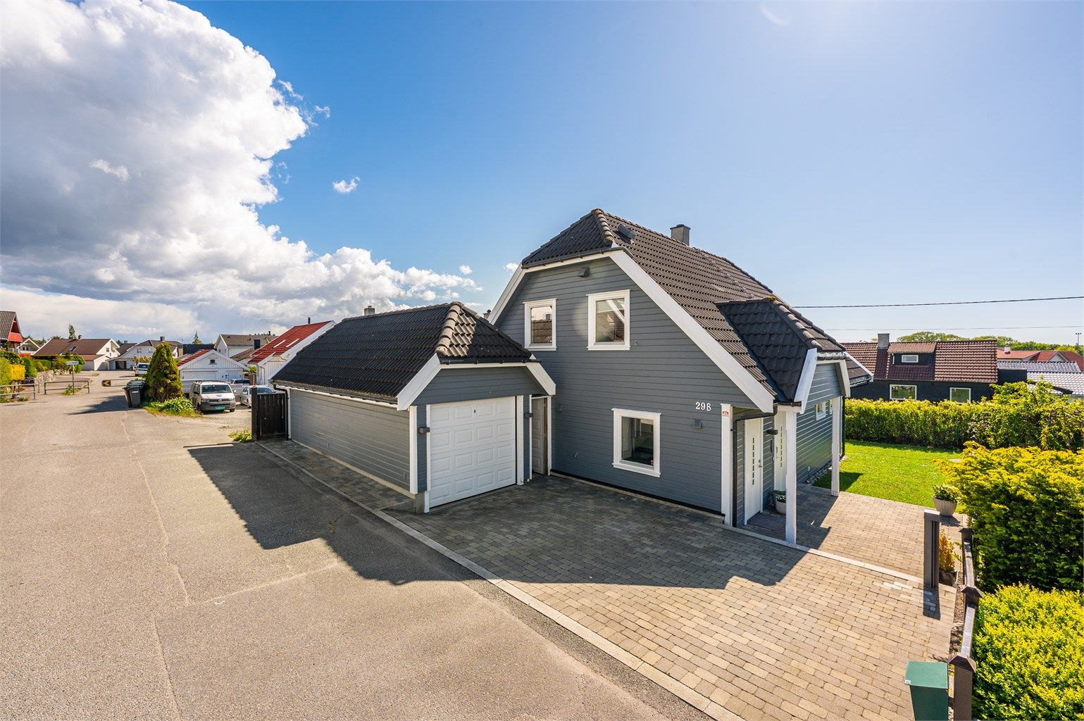 Velkommen til Solgløttveien 29B, en fin og innholdsrik enebolig, med fin, skjermet og solrik tomt. Beliggende i blindvei i et etablert og fint boligområde på Sola.  Garasje med bod i bakkant og rikelig med parkering i gårdsrom. 