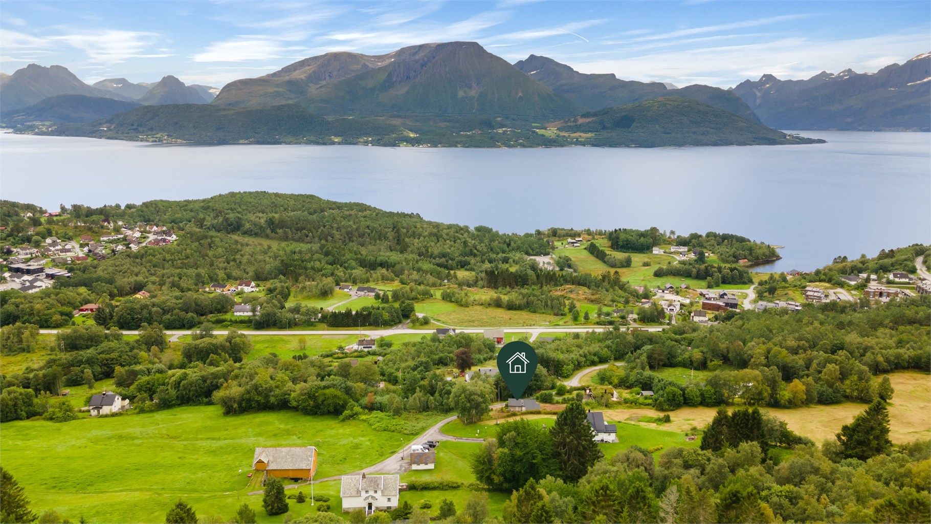 Dronebilde tatt fra nord mot syd