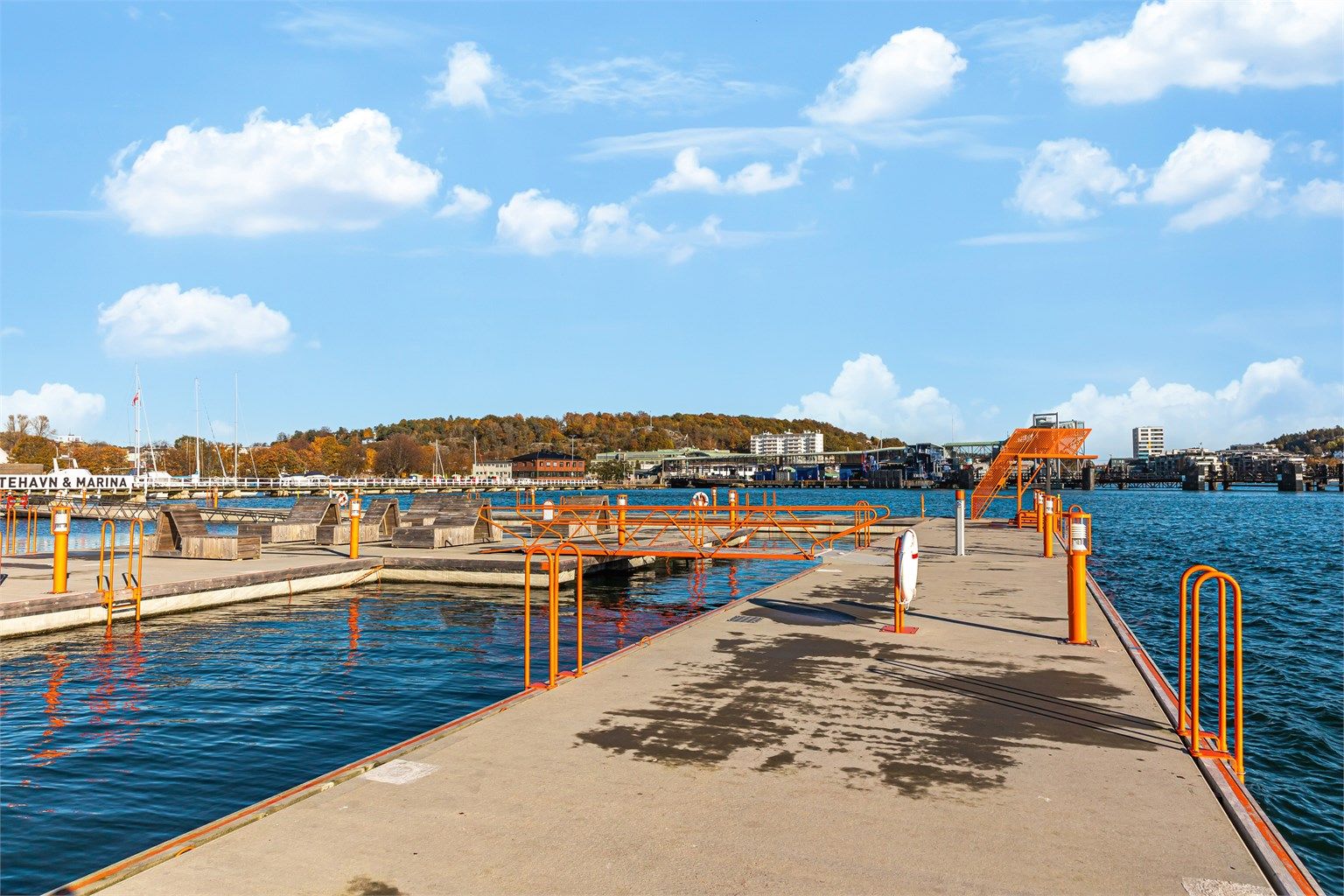 Sandefjord er kjent som en av landets flotteste sommerbyer Dersom du ønsker en forfriskende dukkert finnes det også gode bademuligheter i Sandefjords bybad, Strømbadet.