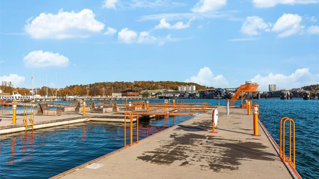 Sandefjord er kjent som en av landets flotteste sommerbyer Dersom du ønsker en forfriskende dukkert finnes det også gode bademuligheter i Sandefjords bybad, Strømbadet.