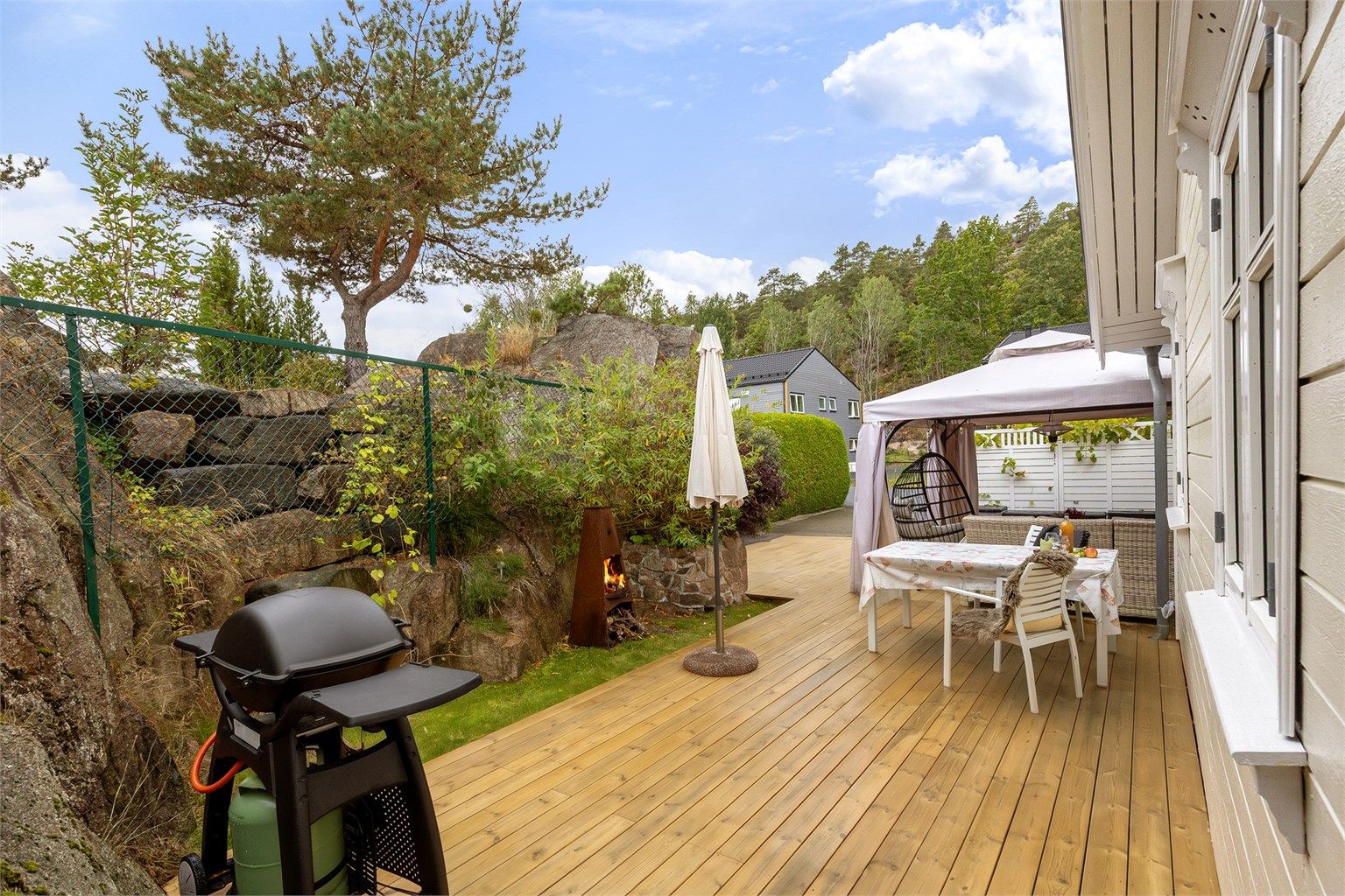 Terrasse på bakkeplan oppført med nye materialer i 2026.