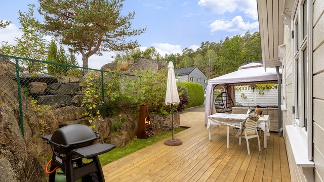 Terrasse på bakkeplan oppført med nye materialer i 2026.