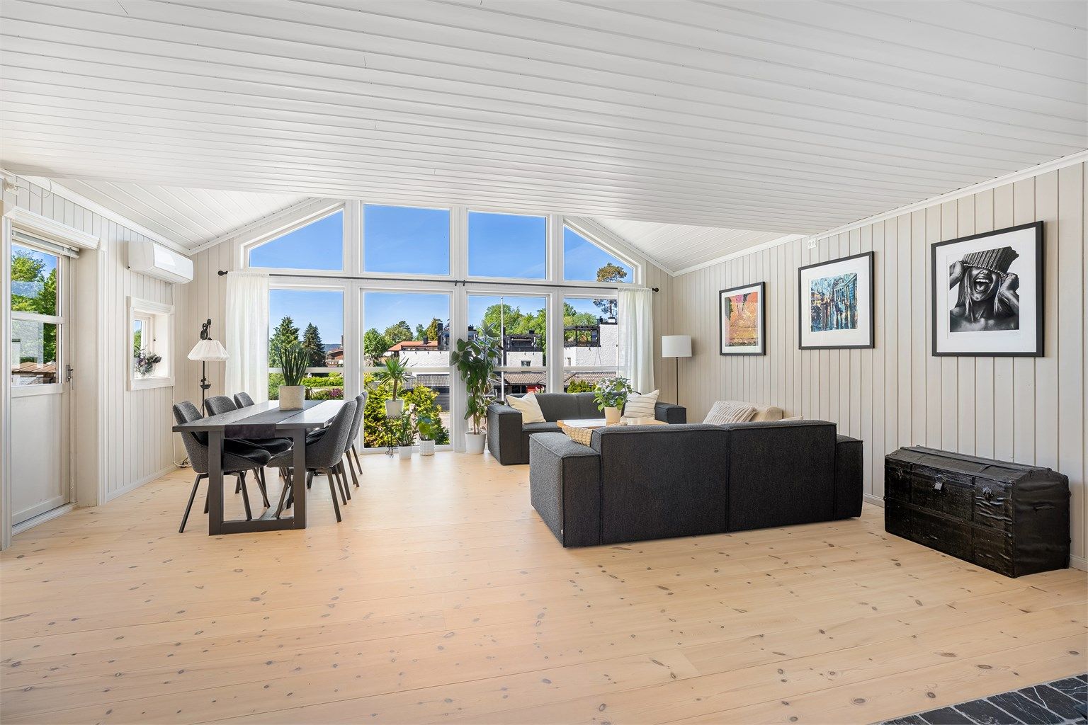 Her er det gode soner til både en større sofa- og spisegruppe. Det er også varmepumpe. 