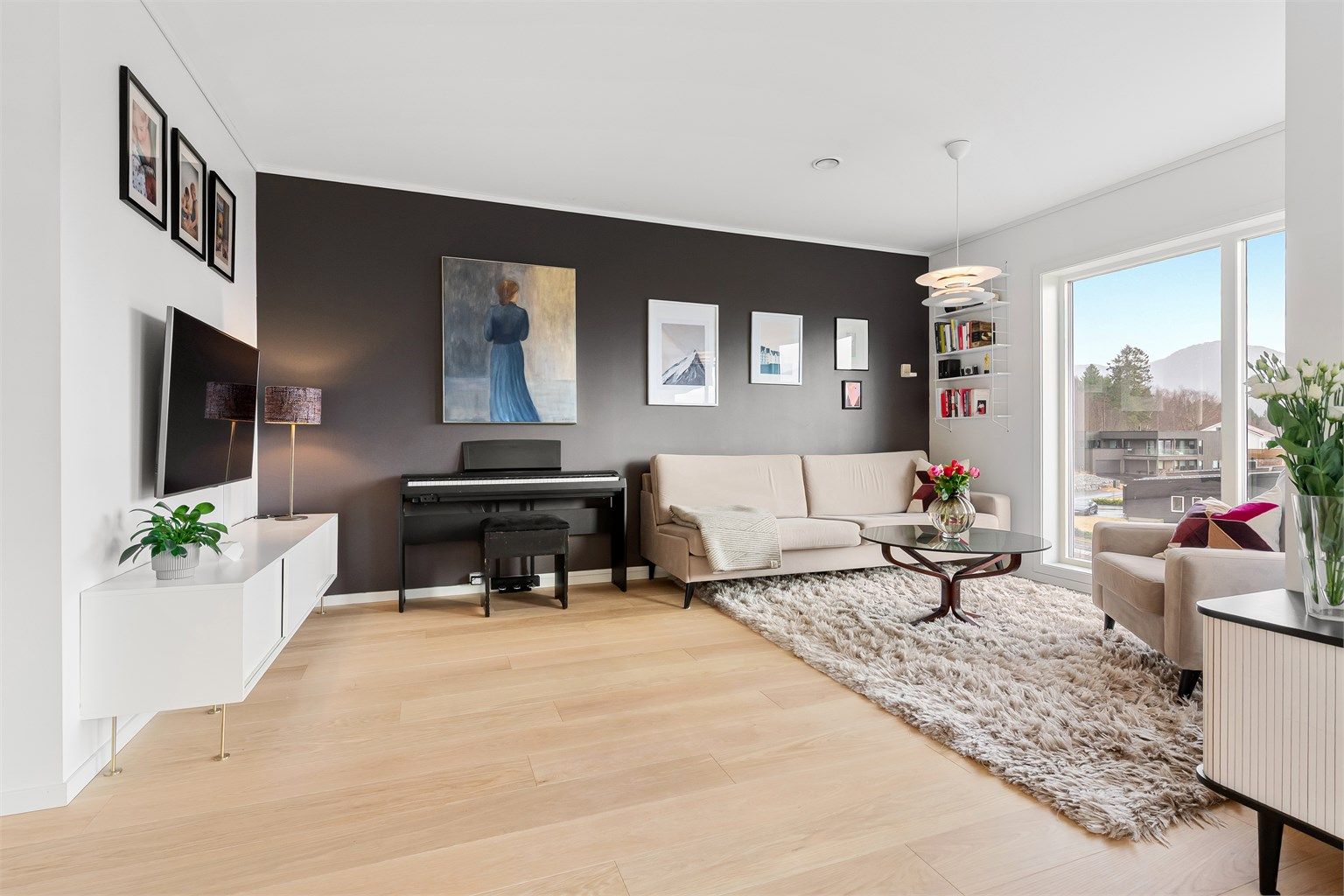 Den åpne løsningen gir en luftig følelse og god kontakt mellom de ulike sonene.