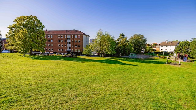 Fine og grønne omgivelser rundt bygget som kommer godt med på fine sommerdager!