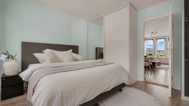 Skyvedørsgarderobe med speilfronter gir god oppbevaringsplass.