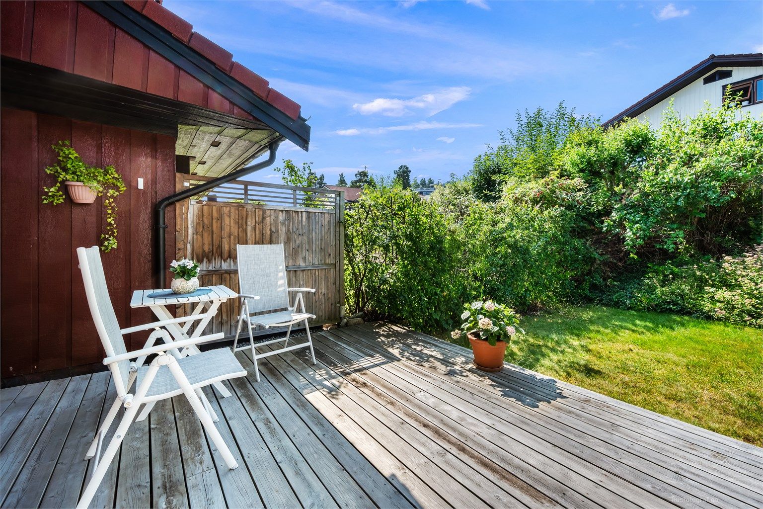 Terrassen har god plass til sittegruppe og grill. 