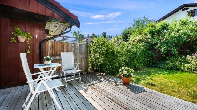 Terrassen har god plass til sittegruppe og grill.