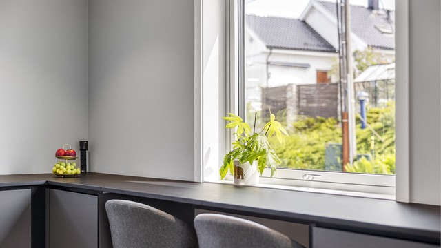 Vinduet over benkeplaten gir godt med arbeidslys på kjøkkenet.