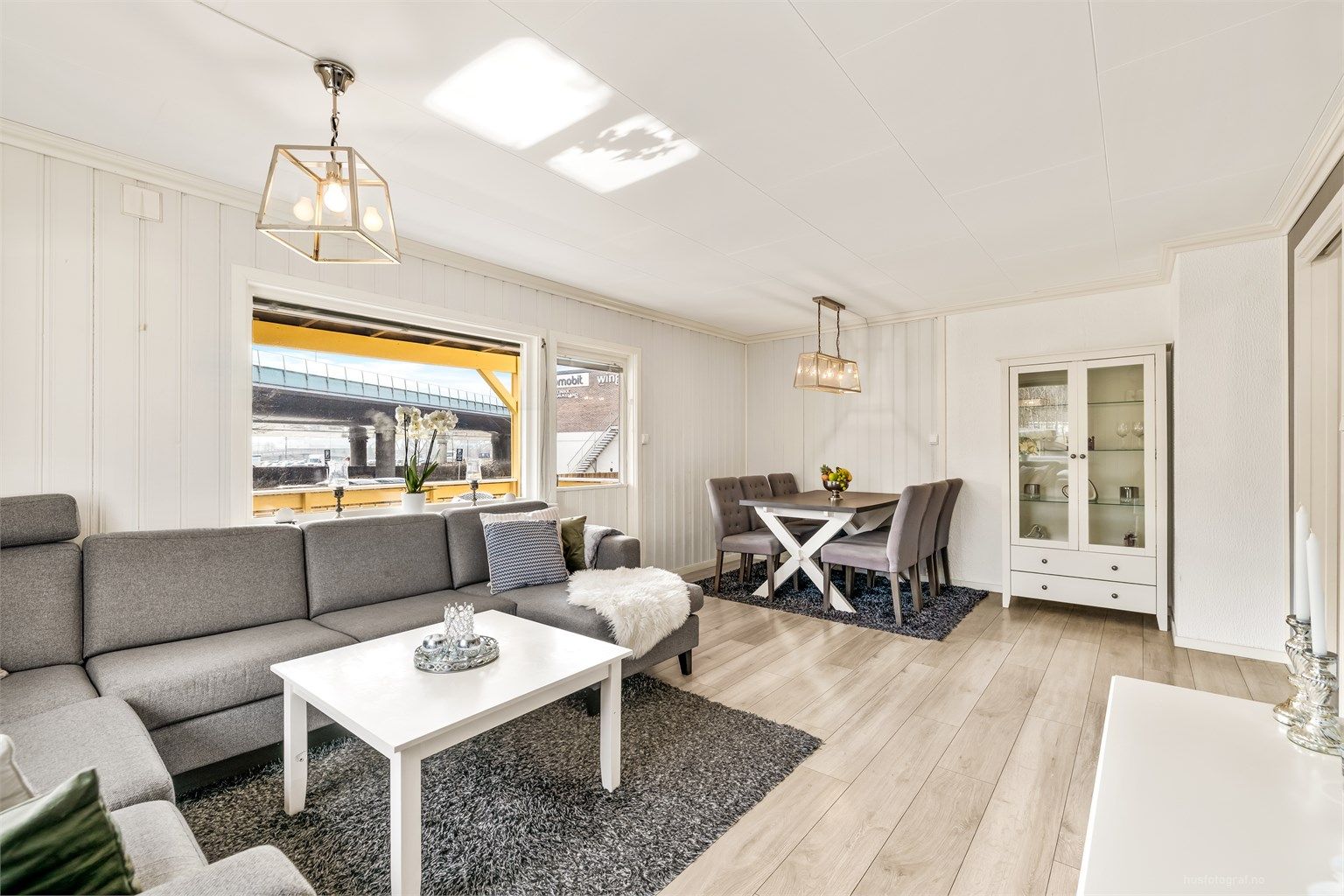 Vinduene er fra 1982 og 2018, og gir godt med dagslys inn i stuen.