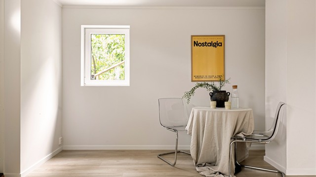 Fin plass til spisebord eller arbeidsplass ved vinduet i underetasjen.