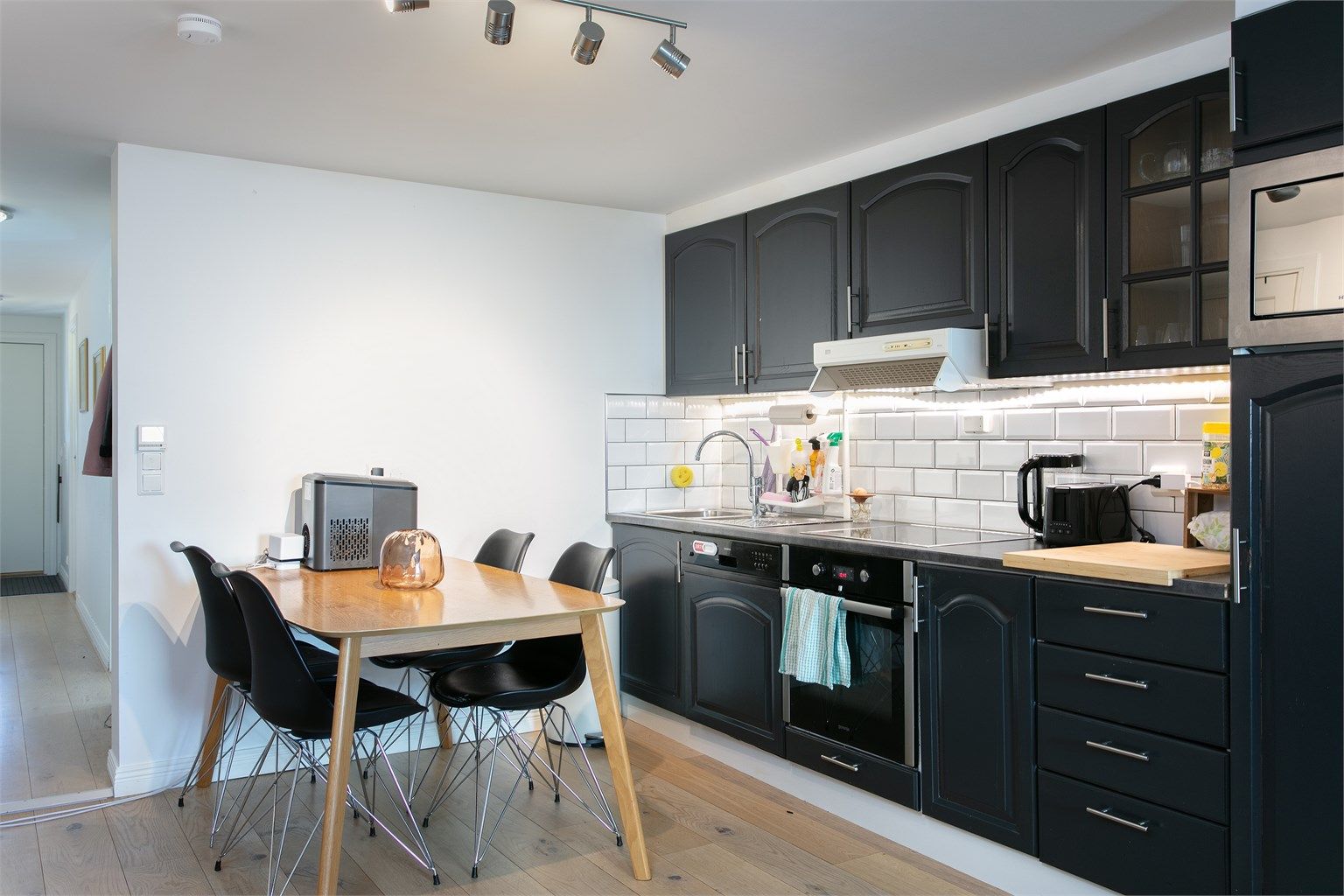 Kjøkkeninnredning i underetasjen med profilerte fronter og benkeplate av laminat. Kjøleskap, oppvaskmaskin, platetopp, micro, stekeovn og komfyrvakt. Kjøkkenventilator med avtrekk ut