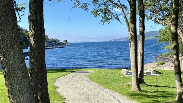 Det er kort gangavstand til stranden ved Elleskjær. (Privat sommerbilde.)