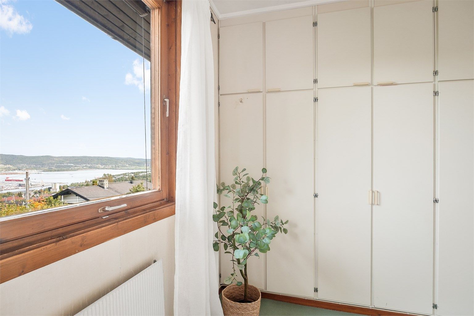 Det er godt med oppbevaringsplass i de plassbygde skapene og en pen utsikt mot Drammensfjorden.