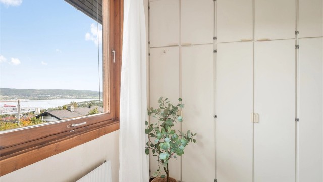 Det er godt med oppbevaringsplass i de plassbygde skapene og en pen utsikt mot Drammensfjorden.