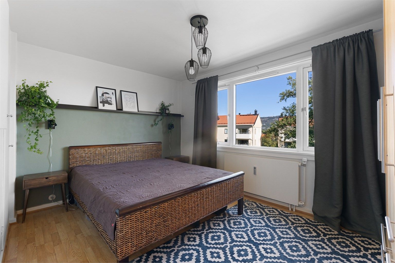 Hovedsoverommet har god plass til dobbeltseng og garderobeløsning.