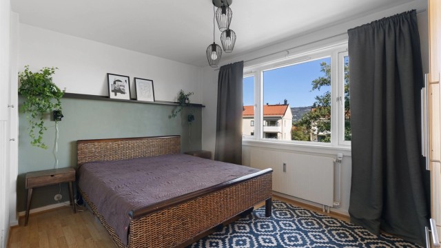 Hovedsoverommet har god plass til dobbeltseng og garderobeløsning.