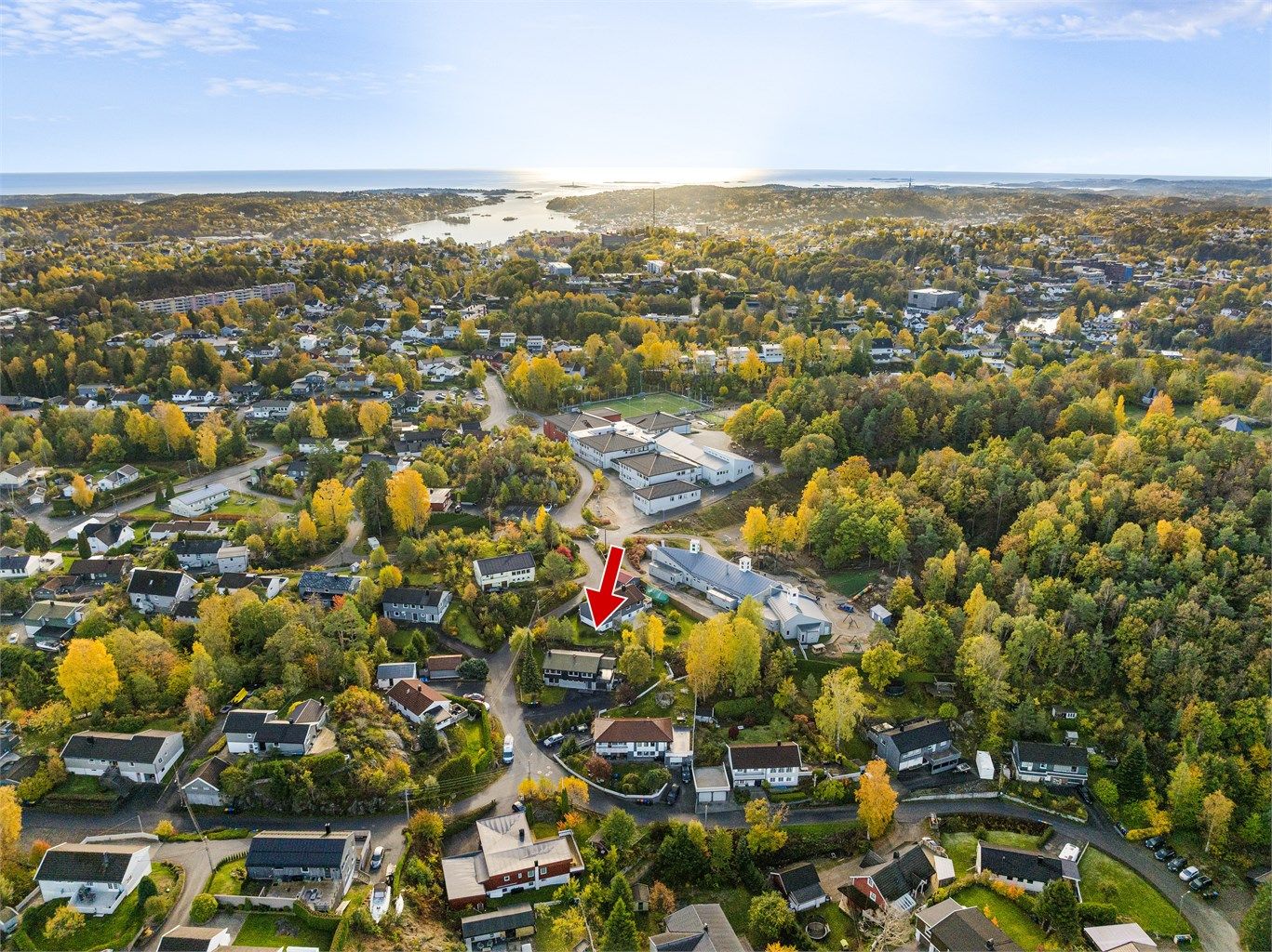 Kort vei til Moltemyr skole og barnehager og enkel adkomst til Arendal sentrum (ca. 5 min. i bil).