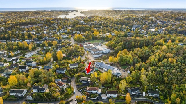 Kort vei til Moltemyr skole og barnehager og enkel adkomst til Arendal sentrum (ca. 5 min. i bil).