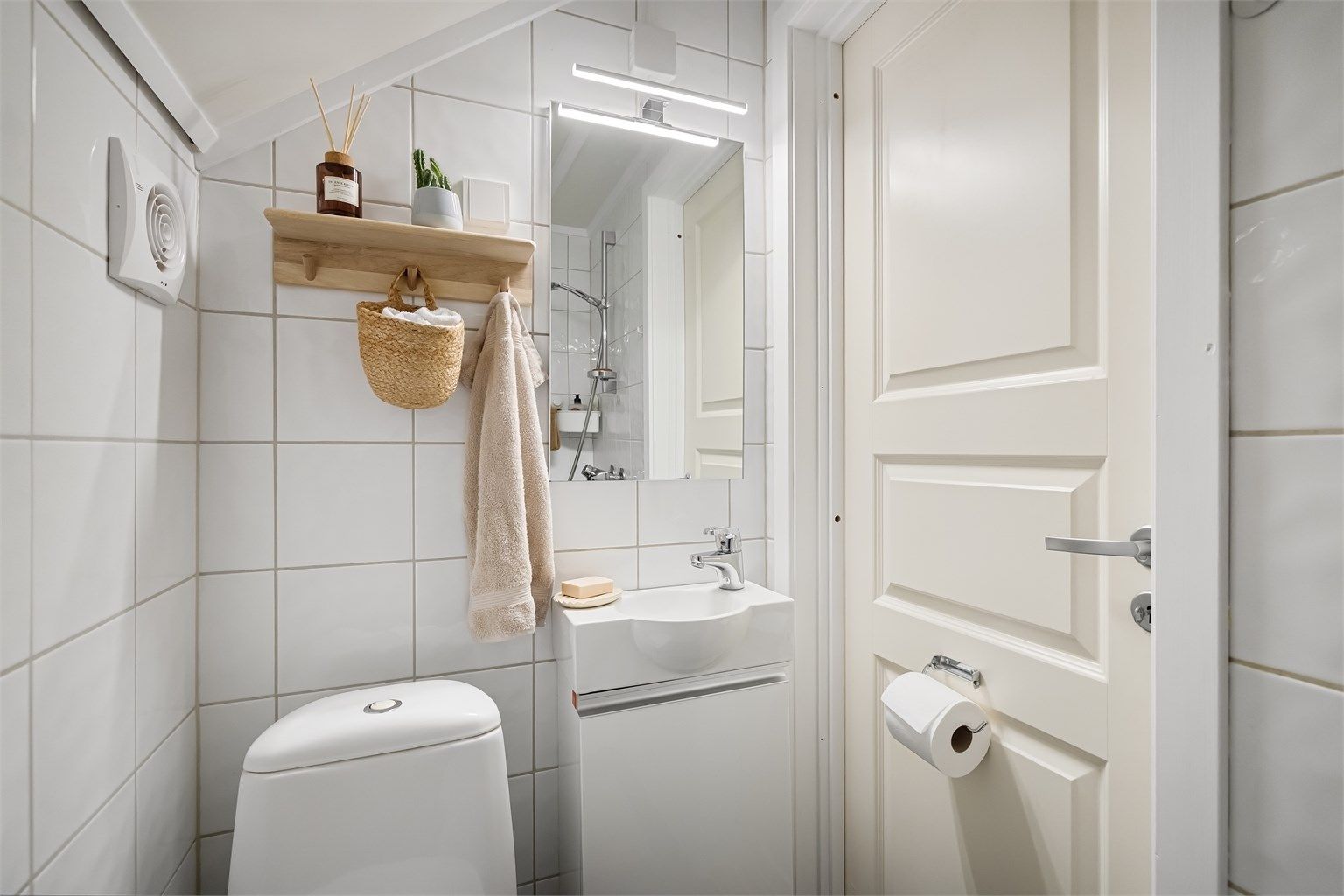 Pent baderom fra 2012 med flislagte vegg- og gulvflater