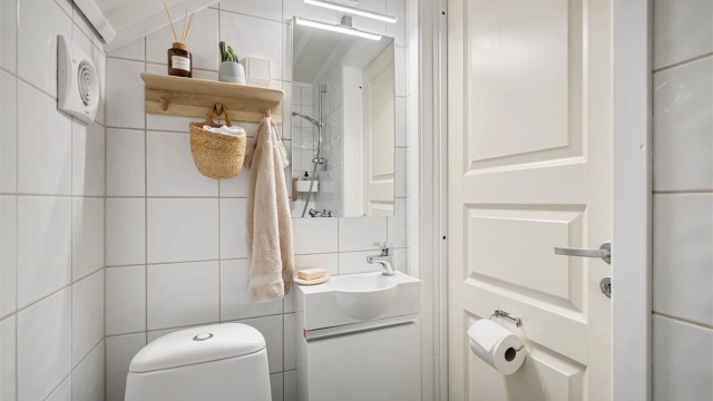 Pent baderom fra 2012 med flislagte vegg- og gulvflater