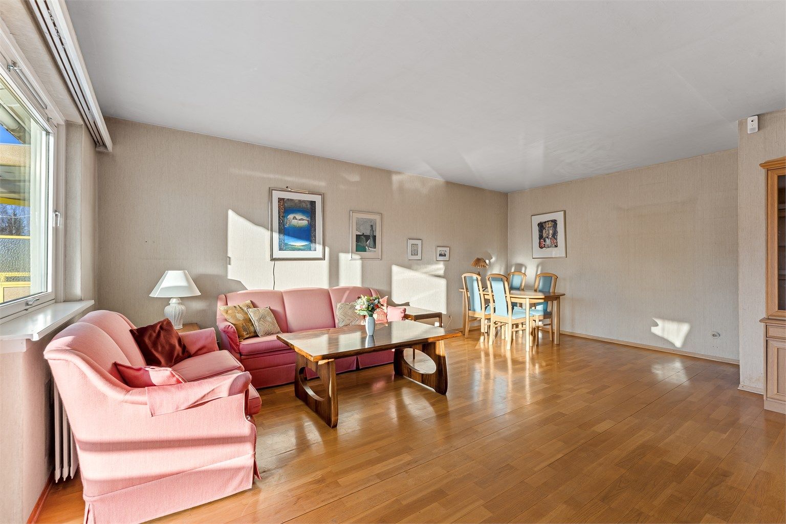 Leiligheten byr på en god planløsning bestående av kjøkken og stue i den ene ende og soveromsavdeling, gang og bad i den andre