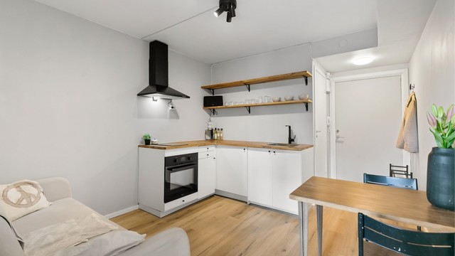 Leiligheten har et nytt kjøkken og overflater som er oppgradert de siste tre årene.