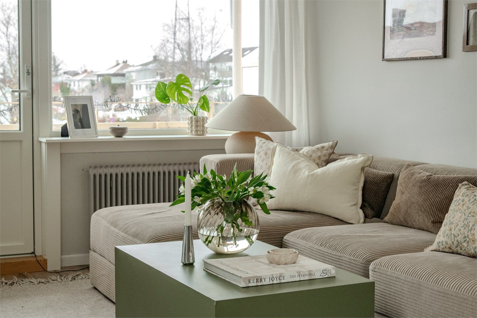 En lys og luftig stue med harmoniske farger som skaper en rolig atmosfære.