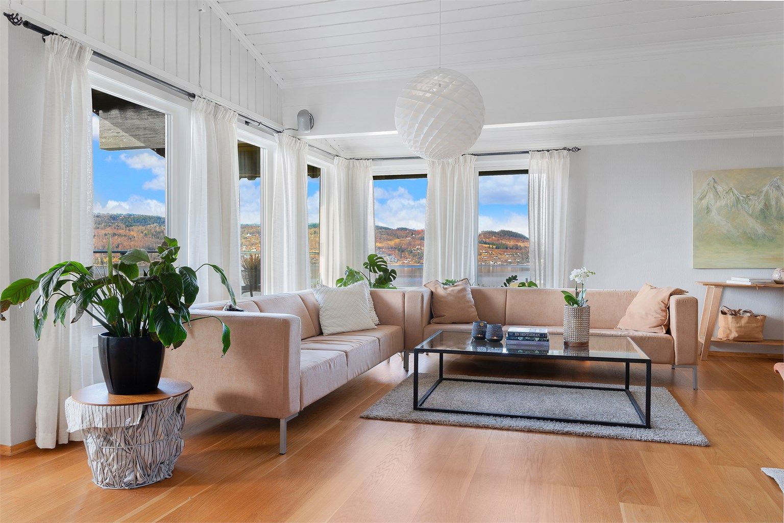 Vinduene i stuen er primært fra 2012 og gir en flott ramme rundt utsikten.