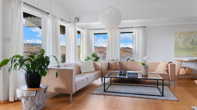 Vinduene i stuen er primært fra 2012 og gir en flott ramme rundt utsikten.